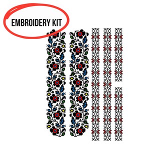 Könnte beinhalten: Ein Stickset mit floralen und geometrischen Mustern. Das Set enthält zwei lange, vertikale Blumendesigns mit roten, schwarzen, blauen und grünen Blumen und Blättern sowie mehrere schmale, geometrische Bordürenmuster. Der Text "EMBROIDERY KIT" befindet sich in einem roten Kreis.