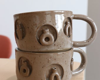 Tasse en céramique faite à la main avec des vases