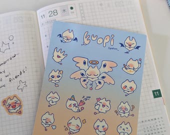 Op de afbeelding: Een vel stickers met verschillende schattige cartoonfiguren. De figuren zijn allemaal wit met roze wangen en verschillende uitdrukkingen. De stickers zijn op een blauwe en oranje gradiënt achtergrond. De tekst "Guopi jyahm" is op het vel gedrukt.