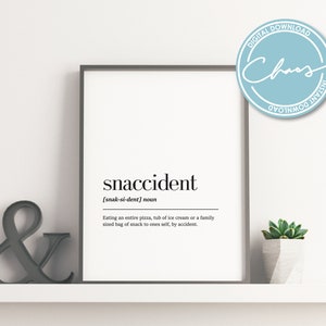 Könnte beinhalten: Ein schwarz-weißer druckbarer Wandkunstdruck mit dem Wort "Snaccident" definiert als "Eine ganze Pizza, eine Wanne Eiscreme oder eine Familiengröße Snack für sich selbst essen, aus Versehen."