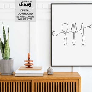 Pode incluir: Um desenho a preto e branco de um garfo, uma colher e uma faca. O desenho é de estilo simples e minimalista. O desenho está emoldurado e pendurado numa parede branca.