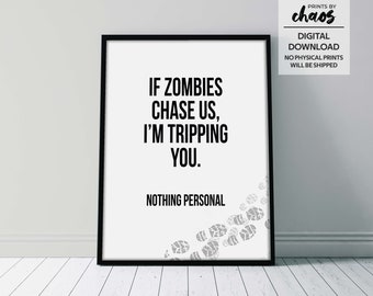 Puede incluir: Arte de pared imprimible en blanco y negro con el texto "Si los zombis nos persiguen, te estoy haciendo tropezar. Nada personal." y un rastro de huellas.