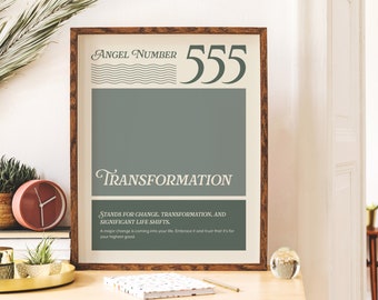 Op de afbeelding: Een ingelijst afdruk met een beige achtergrond en een bruin frame. De afdruk bevat de tekst "Angel Number 555" in een groen lettertype. Onder het nummer staat het woord "Transformation" in een groen cursief lettertype. De tekst "Stands for change, transformation, and significant life shifts." staat in een kleiner lettertype onder het woord "Transformation". De tekst "A major change is coming into your life. Embrace it and trust that it's for your highest good." staat in een kleiner lettertype onder de vorige tekst.
