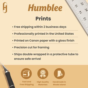 Puede incluir: Un gr&aacute;fico con el texto "Humblee Prints" y una lista de caracter&iacute;sticas: env&iacute;o gratuito dentro de 2 d&iacute;as h&aacute;biles, impreso profesionalmente en los Estados Unidos, impreso en papel Canon con un acabado brillante, corte de precisi&oacute;n para enmarcar, se env&iacute;a doblemente envuelto en un tubo protector para garantizar una llegada segura. Tres iconos representan el env&iacute;o r&aacute;pido y gratuito, materiales de alta calidad y hecho a mano en Rhode Island.