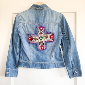 Boho Vintage Jeansjacke mit original Kuchi Perlen-Applikation, Escada Sport, Grösse 36, hellblau mit Kreuz