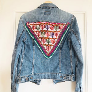 Boho Vintage Jeansjacke mit original Kuchi Perlen-Applikation, Levi's for girls, Grösse M