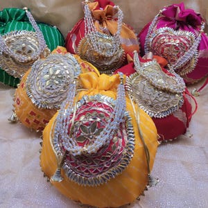 100 piezas de Potli tradicional indio, bolso de mano para mujer, bolso hecho a mano, regalo de Navidad, cartera de mano, recuerdo de boda, lote al por mayor, regalos de devolución
