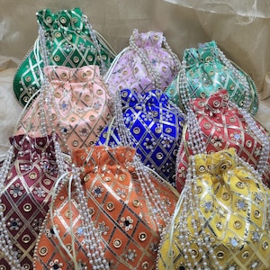 100 piezas de Potli tradicional indio, bolso de mano para mujer, bolso hecho a mano, regalo de Navidad, cartera de mano, recuerdo de boda, lote al por mayor, regalos de devolución
