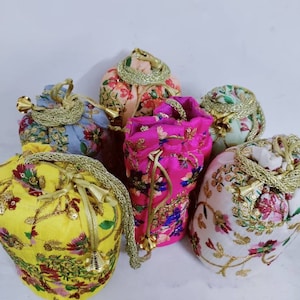 Lote de 100 bolsos de mano bordados hechos a mano de la India para mujer, bolso Potli, bolsa con cordón, regalo de boda, regalo de devolución para invitados, envío gratuito