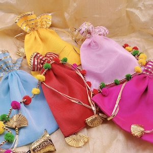 Lot de 100 pochettes indiennes brodées faites à la main pour femmes, potli, pochette, sac à cordon, cadeau de retour pour les invités, livraison gratuite