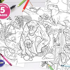 Pode incluir: Cinco páginas para colorir imprimíveis com animais da selva, incluindo um chimpanzé com um bebê, uma capivara com um bebê, uma preguiça e uma cobra. As páginas são desenhos de linha em preto e branco, perfeitos para colorir. O texto "Printable 5 Pages" está em um círculo rosa.