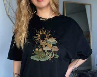 Boho Vintage Frog Toad w Flower Crown, Mushrooms Moon Tshirt, Cottagecore Festival, Hippie Shirt, Unisex Tee Goblincore, Fairycore, Forest