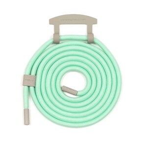 Könnte beinhalten: Ein aufgerolltes mintgrünes Lanyard mit einem grauen Plastikclip und dem Text "www.mymilux.com" auf dem Clip. Das Lanyard hat graue Plastikenden mit dem Wort "milux" darauf gedruckt.