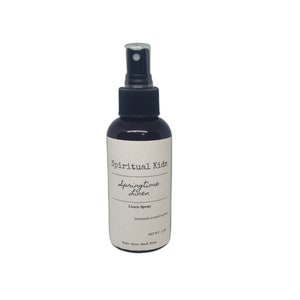 Pu&ograve; includere: Un flacone spray marrone scuro con un ugello nero e un'etichetta bianca. L'etichetta recita "Spiritual Kids Springtime Linen Linen Spray". La bottiglia contiene 118 ml di prodotto. Il testo in basso dice "Shake. Spray. Smell. Relax."