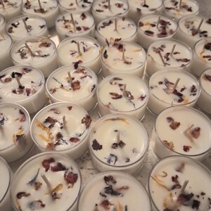 Freesia & Lilac Soy Wax Tealights: Floral Scent, Dried Flowers image 5