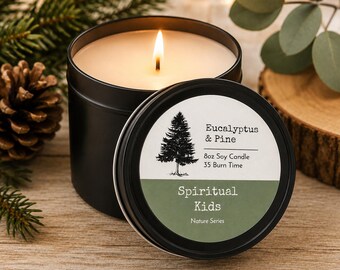 Puede incluir: Una vela en lata de metal negro con una mecha encendida y una etiqueta blanca con un gráfico de pino, el texto Eucalyptus & Pine, 8oz Soy Candle, 35 Burn Time, Spiritual Kids y Nature Series. La vela está rellena de cera blanca.
