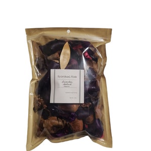 Puede incluir: Una bolsa de papel marr&oacute;n con una ventana de pl&aacute;stico transparente que contiene una mezcla de lavanda seca y otras plantas. La bolsa tiene una etiqueta que dice "Spiritual Kids Lavender Island Potpourri".