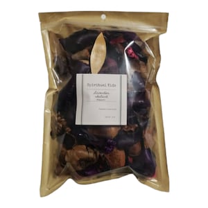 Puede incluir: Una bolsa de pl&aacute;stico transparente llena de potpourri. El potpourri es una mezcla de flores y hojas secas en tonos de morado, marr&oacute;n y rosa. La bolsa tiene una etiqueta que dice "Spiritual Kids Lavender Sachet Potpourri".
