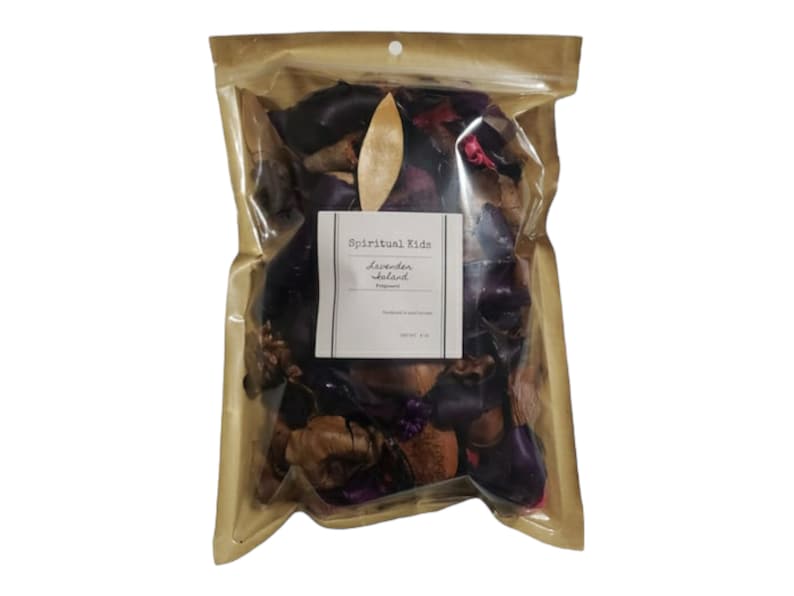Puede incluir: Una bolsa de pl&aacute;stico transparente llena de potpourri. El potpourri es una mezcla de flores y hojas secas en tonos de morado, marr&oacute;n y rosa. La bolsa tiene una etiqueta que dice "Spiritual Kids Lavender Sachet Potpourri".