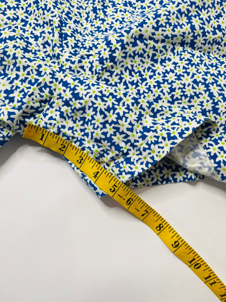 90s Streetwear Womens Medium Floral Short Overalls 90s Streetwear Womens Medium Blue Daisy Floral Short Overalls 90s Streetwear Overalls