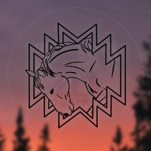 Puede incluir: Un dibujo en blanco y negro de la cabeza de un caballo dentro de una forma geométrica en forma de estrella. El fondo es una imagen borrosa de una puesta de sol.