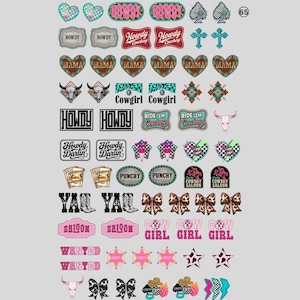 Peut inclure: Une collection de graphiques sur le thème du western, comprenant des cœurs, des enseignes de cartes à jouer, des croix et du texte tel que "Howdy", "Cowgirl" et "Cowboy Saloon". Les motifs présentent un mélange de couleurs et de motifs.