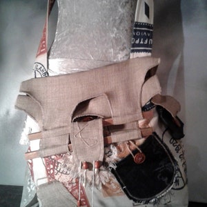 Handgefertigtes, einzigartiges Design, Handtasche mit Holzgriffen und einem langen Riemen, der versteckt werden könnte, um in eine Tragetasche umzuwandeln.
