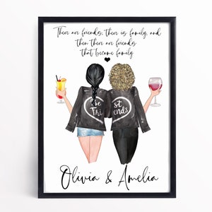 Può includere: Una stampa incorniciata con una citazione sull'amicizia e un'illustrazione ad acquerello di due donne che indossano giacche di pelle nera con le parole "Best Friends" sul retro. Le donne tengono delle bevande e sorridono. Il testo sotto l'illustrazione recita "Olivia & Amelia".