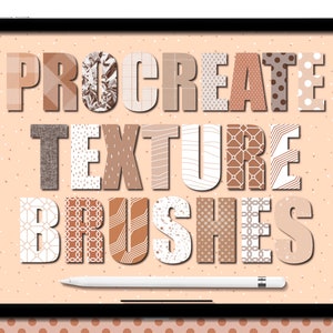 Puede incluir: Una pantalla de tableta digital que muestra el texto "Procreate Texture Brushes" en letras grandes y estilizadas. Cada letra está compuesta por diferentes patrones y texturas, lo que le da al texto un aspecto único y artístico. La tableta está sobre un fondo rosa con un lápiz blanco.