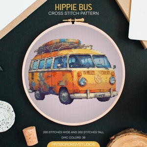Könnte beinhalten: Kreuzstichmuster eines gelben und orangefarbenen Vintage-Hippie-Vans mit einem Surfbrett auf dem Dach. Der Van hat ein VW-Logo vorne und die Worte "HIPPIE BUS" stehen über dem Bild.