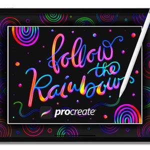 Op de afbeelding: Een digitale illustratie van de zin "Volg de regenbogen" in regenboogkleuren op een zwarte achtergrond met een patroon van neon regenboogcirkels. De afbeelding bevat het logo van de Procreate-app.