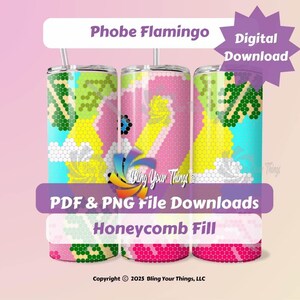 Op de afbeelding: Drie roestvrijstalen bekers met kleurrijke ontwerpen. De bekers hebben een roze flamingo-ontwerp met honingraatvulling en de tekst "Phobe Flamingo" en "PDF & PNG File Downloads".