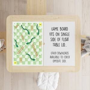 Può includere: Un tabellone da gioco di serpenti e scale verde e bianco con un quadrato di "Partenza" giallo. Il tabellone da gioco è su un tavolo di legno con una superficie bianca. Il testo sulla superficie bianca dice "GAME BOARD FITS ON SINGLE SIDE OF FLISAT TABLE LID.. OTHER DOWNLOADS AVAILABLE TO COVER OPPOSITE SIDE."