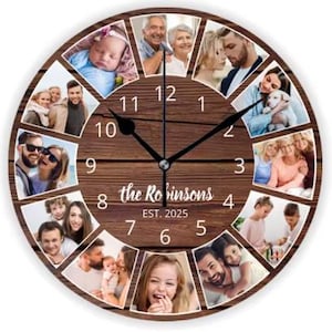 Könnte beinhalten: Eine runde Wanduhr aus Holz mit Familienfotos, die um das Zifferblatt angeordnet sind. Die Uhr hat schwarze Zeiger und den Text "the Robinsons EST. 2025". Das Zifferblatt hat eine Holzmaserung.