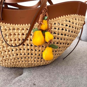 Pingente de bolsa de couro em formato de pera: pingente de bolsa de mão com frutas amarelas