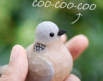 手彫りのバスウッド製鳩の置物：斑点のある山鳥の飾り