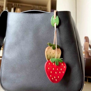 Echtes Leder Erdbeere Taschenanhänger, Obst Handtaschenzubehör, Taschenanhänger, süßes Obst Schlüsselbund Anhänger, Auto hängende Verzierungen, Geschenk für Frauen