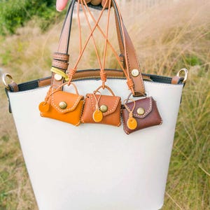 Mini maletín de cuero con mensaje para bolso, colgante para bolso, llavero, adorno para coche, regalo de cumpleaños, regalo para amigos.
