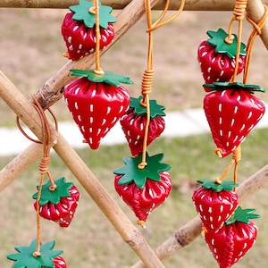 Leder Erdbeere Taschenanhänger, 3D Obst Handtasche Charme, Geldbörse Zubehör Anhänger Schlüsselbund, Auto hängende Ornamente, Geschenk für Frau, Geburtstagsgeschenk