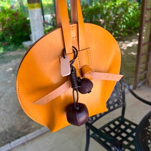 Echtes Leder Schwarz Pflaume Taschenanhänger, Obst Handtasche Charme, Geldbörse Zubehör Anhänger Schlüsselbund, Auto hängende Ornamente, Geburtstagsgeschenk
