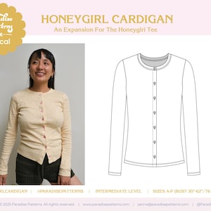 Puede incluir: Un cárdigan amarillo claro con estampado floral y botones rosas. La imagen incluye una foto del cárdigan puesto y un dibujo lineal de la prenda. El texto de la imagen dice "HONEYGIRL CARDIGAN" y "TALLAS A-P (CONTORNO DE BUSTO 76 cm-157 cm)".