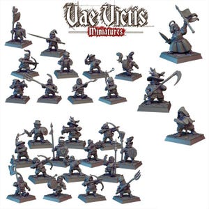 Könnte beinhalten: Eine Sammlung grauer, unbemalter Miniaturfiguren von Vae Victis Miniatures. Das Set enthält verschiedene Charaktere in dynamischen Posen, einige halten Waffen wie Speere, Bögen und Sensen, während andere Werkzeuge oder Instrumente auf quadratischen Sockeln tragen.