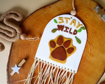 Blijf wild " Nursery Clay Wall Hanging, Woodland Baby Room, Safari Pasgeboren en Peuter Decor