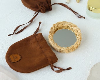 Rotan handspiegel met suède kast - natuurlijk & aards - crème of walnoot geverfd - uniek cadeau - milieuvriendelijk ontwerp