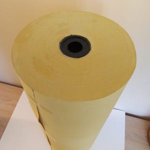 1 rol lichtbruin inpakpapier, 50 cm breed, 250 m, 10 kg, ideaal voor het verpakken van kwetsbare goederen.