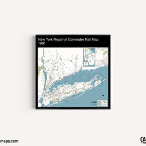 Puede incluir: Un mapa enmarcado titulado "New York Regional Commuter Rail Map 1981". El mapa muestra una representación detallada del área de la ciudad de Nueva York, con líneas de ferrocarril y características geográficas.