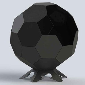 Puede incluir: Un brasero negro de forma geométrica, con una esfera compuesta por paneles hexagonales interconectados. Se apoya en una base de trípode con patas curvas, creando un diseño escultural moderno, ideal para el jardín.