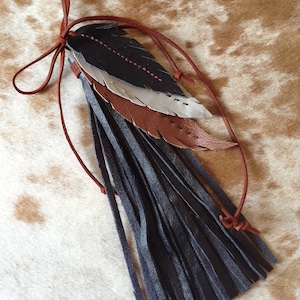Cartera de cuero genuino estilo suroeste con borlas y plumas de cuero cosidas