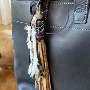 Cartera de cuero genuino estilo suroeste con borla y borde de cuentas de plumas de piel de vaca