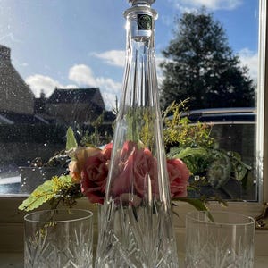 Stunning vintage crystal cut glass decanter by Thomas Webb with two whisky / port crystal glass tumblers